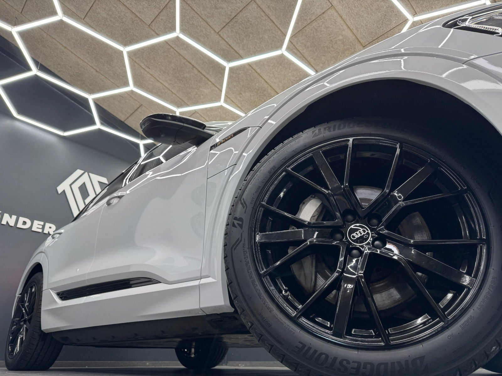 Hvid Audi e-tron fra 2023