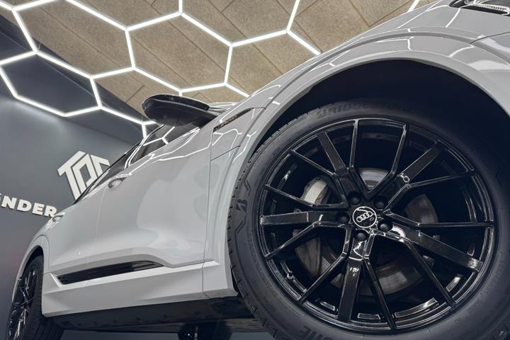 Hvid Audi e-tron fra 2023