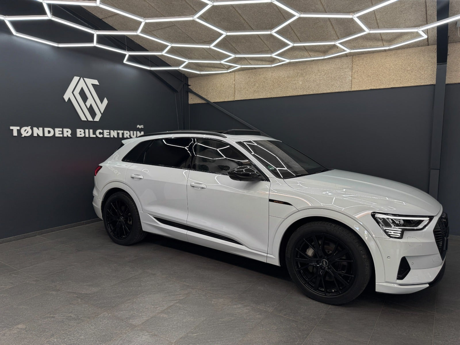Hvid Audi e-tron fra 2023
