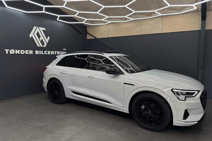 Hvid Audi e-tron fra 2023