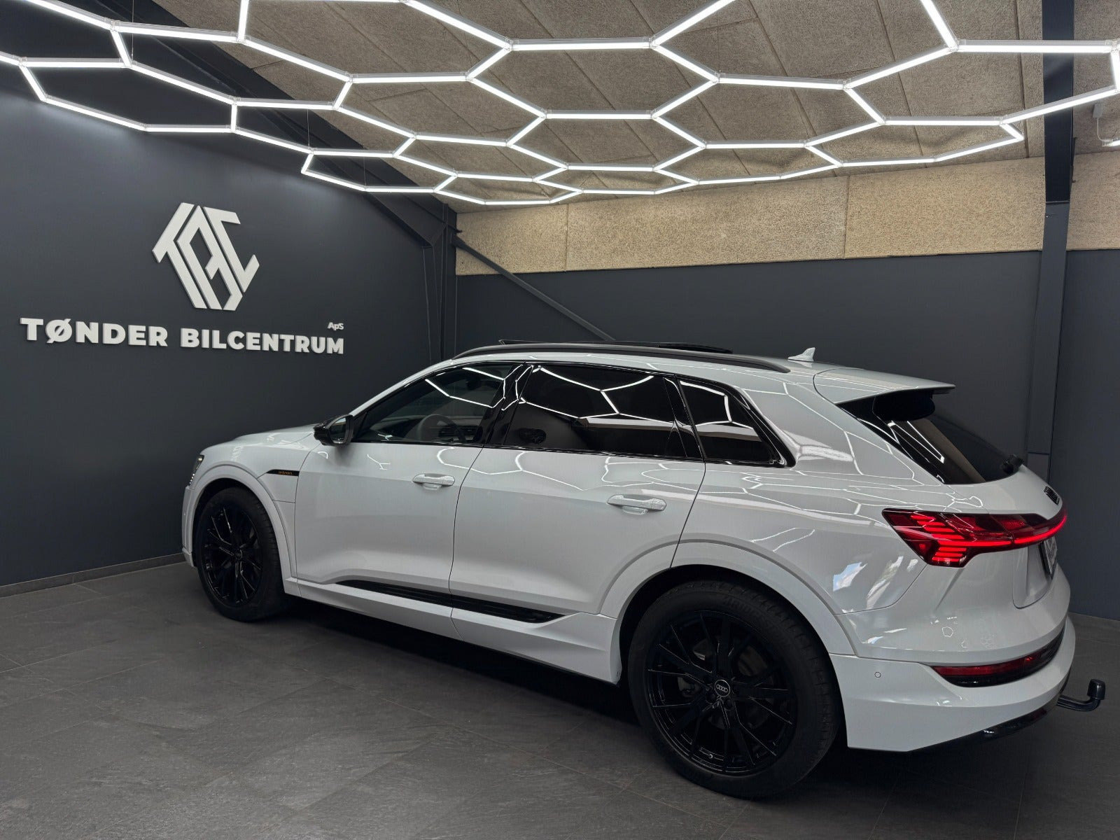 Hvid Audi e-tron fra 2023