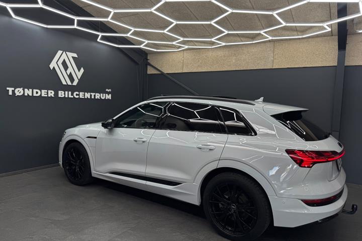 Hvid Audi e-tron fra 2023
