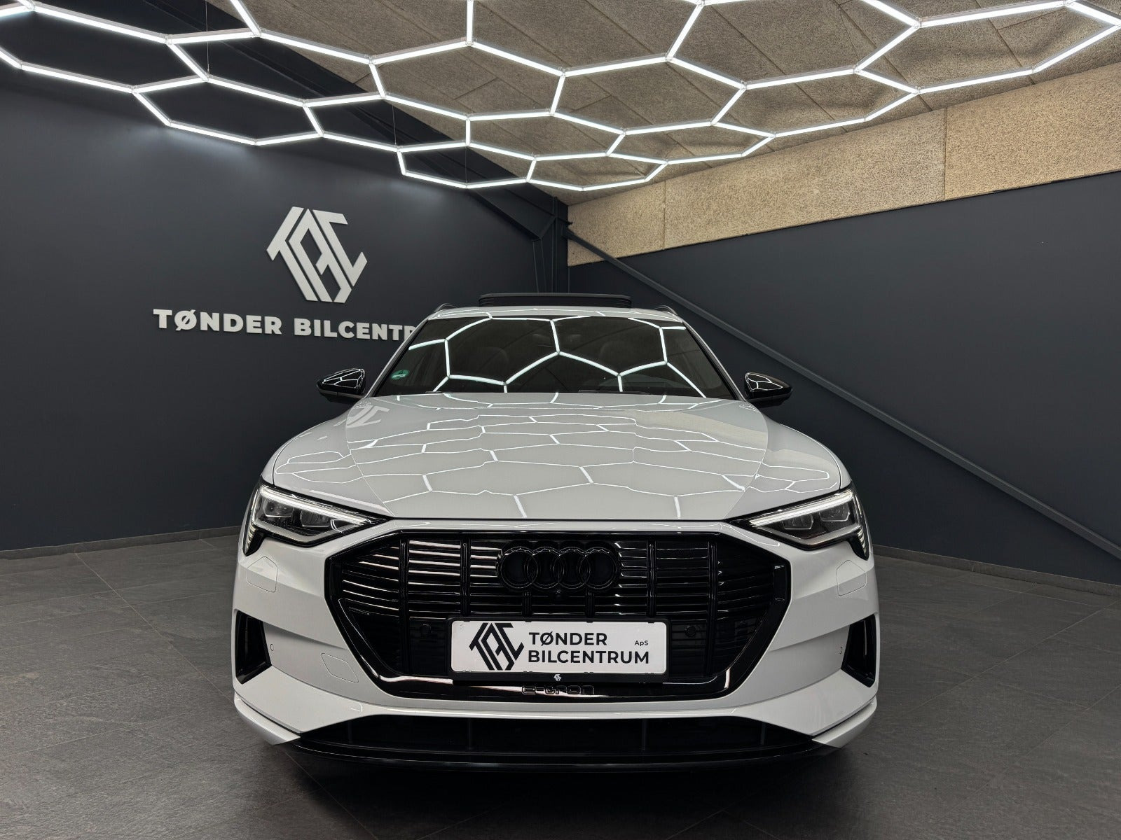 Hvid Audi e-tron fra 2023