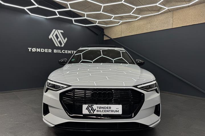 Hvid Audi e-tron fra 2023