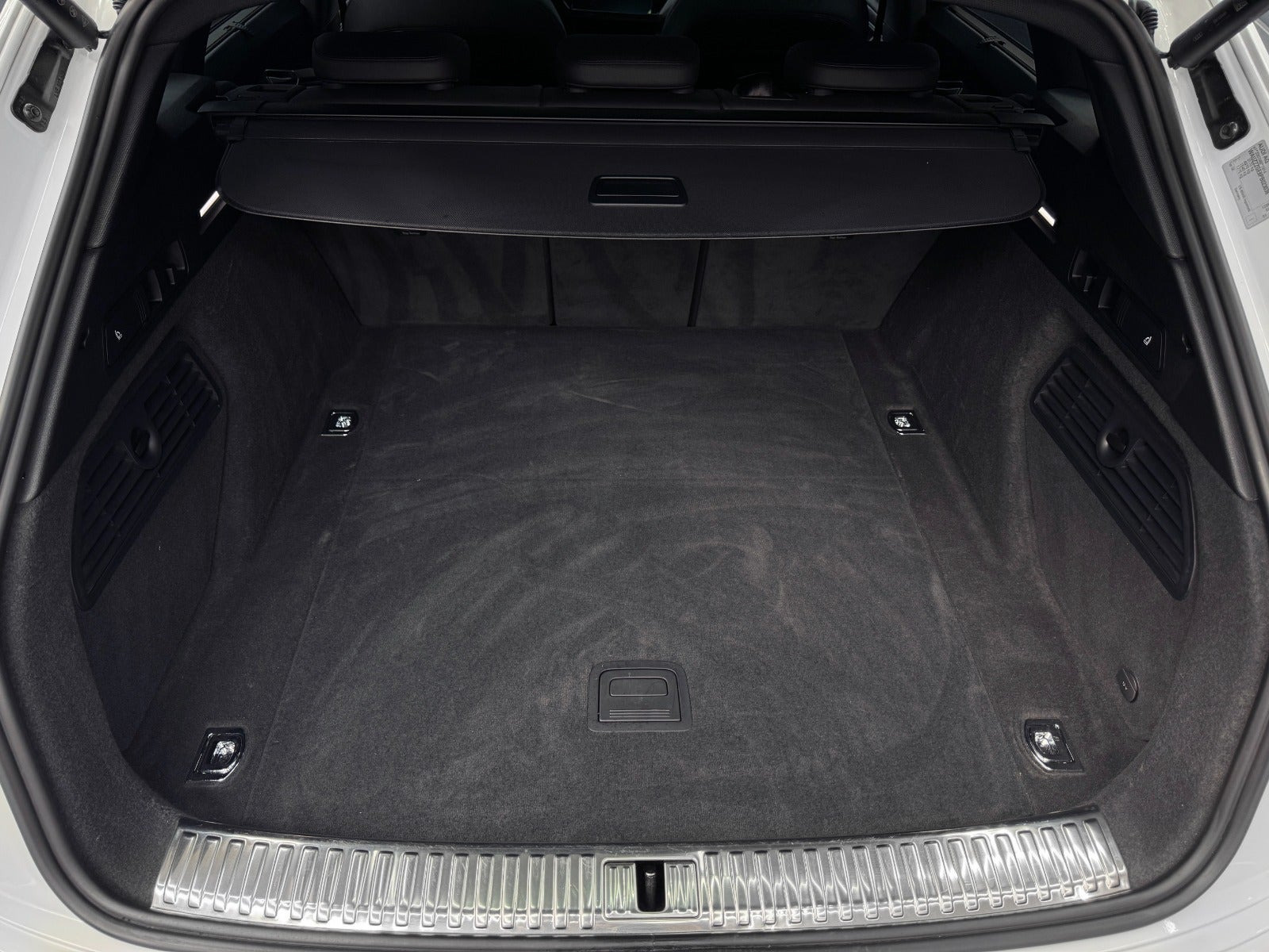 Hvid Audi e-tron fra 2023