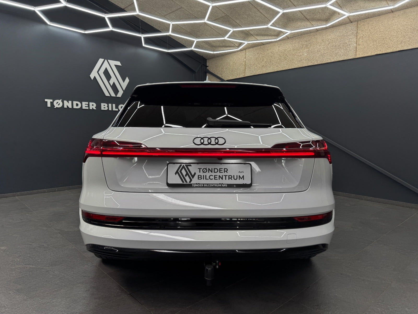 Hvid Audi e-tron fra 2023
