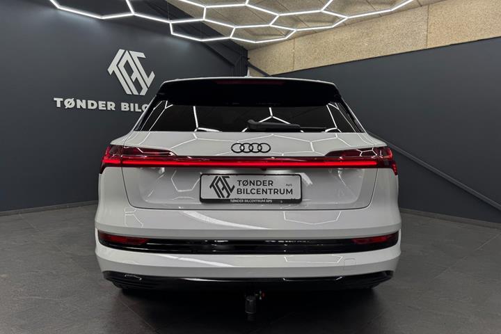 Hvid Audi e-tron fra 2023