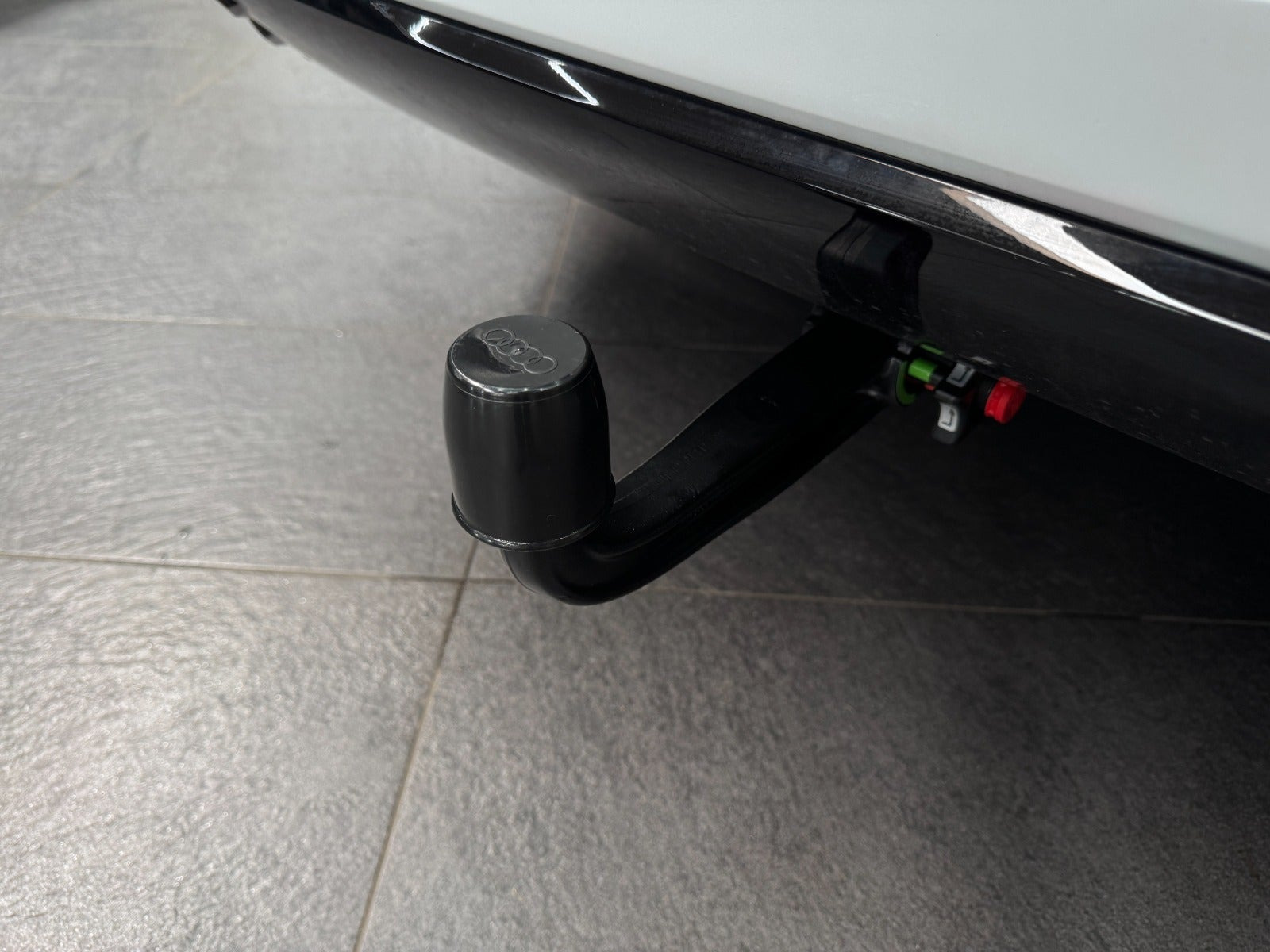 Hvid Audi e-tron fra 2023