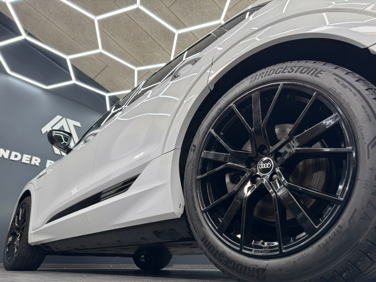 Hvid Audi e-tron fra 2023