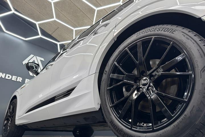 Hvid Audi e-tron fra 2023