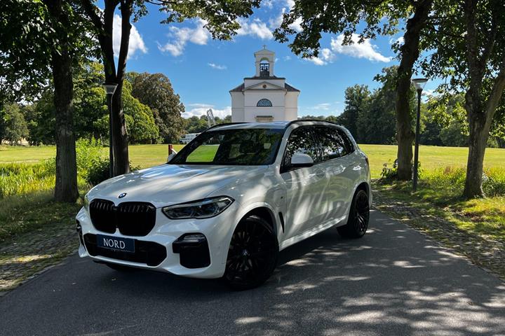 Hvid BMW X5 fra 2021 set udefra