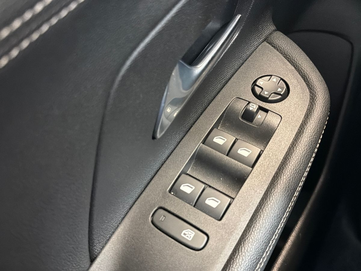 Grå Opel Mokka-e fra 2024