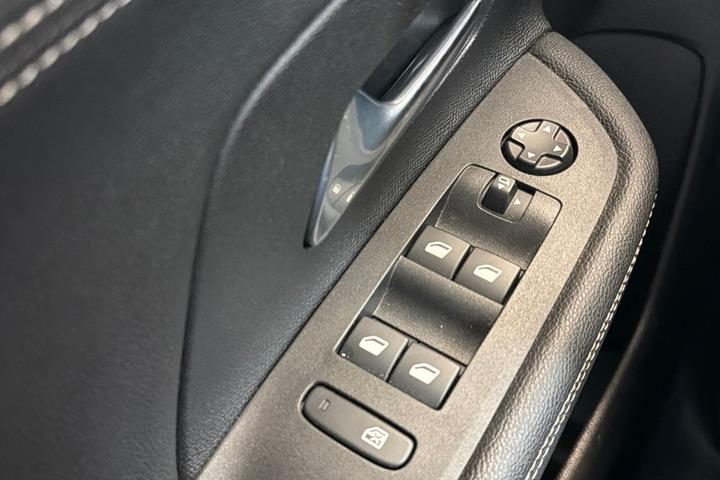 Grå Opel Mokka-e fra 2024
