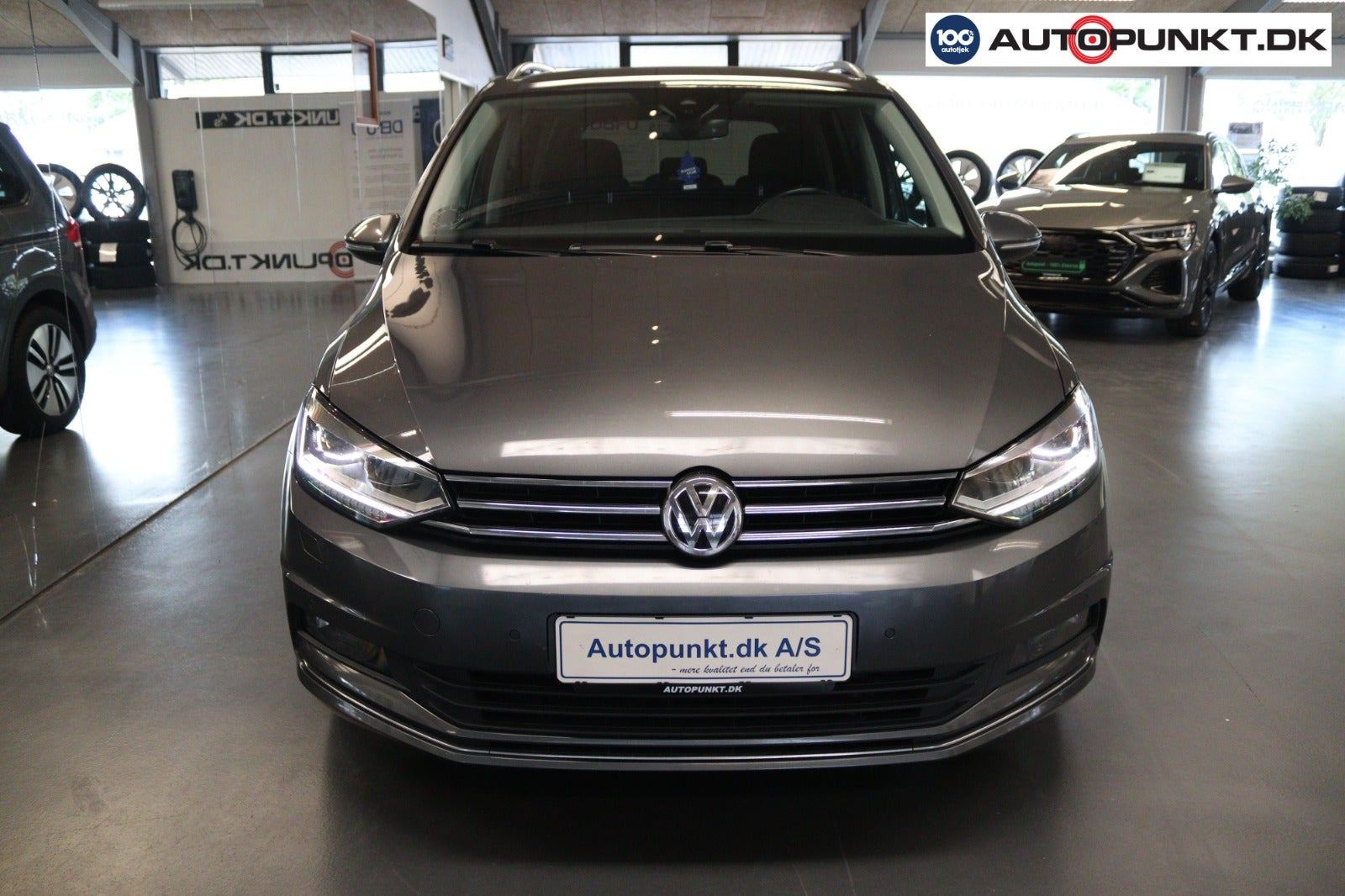 Grå VW Touran fra 2019