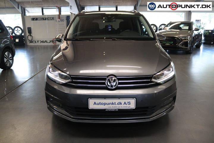 Grå VW Touran fra 2019