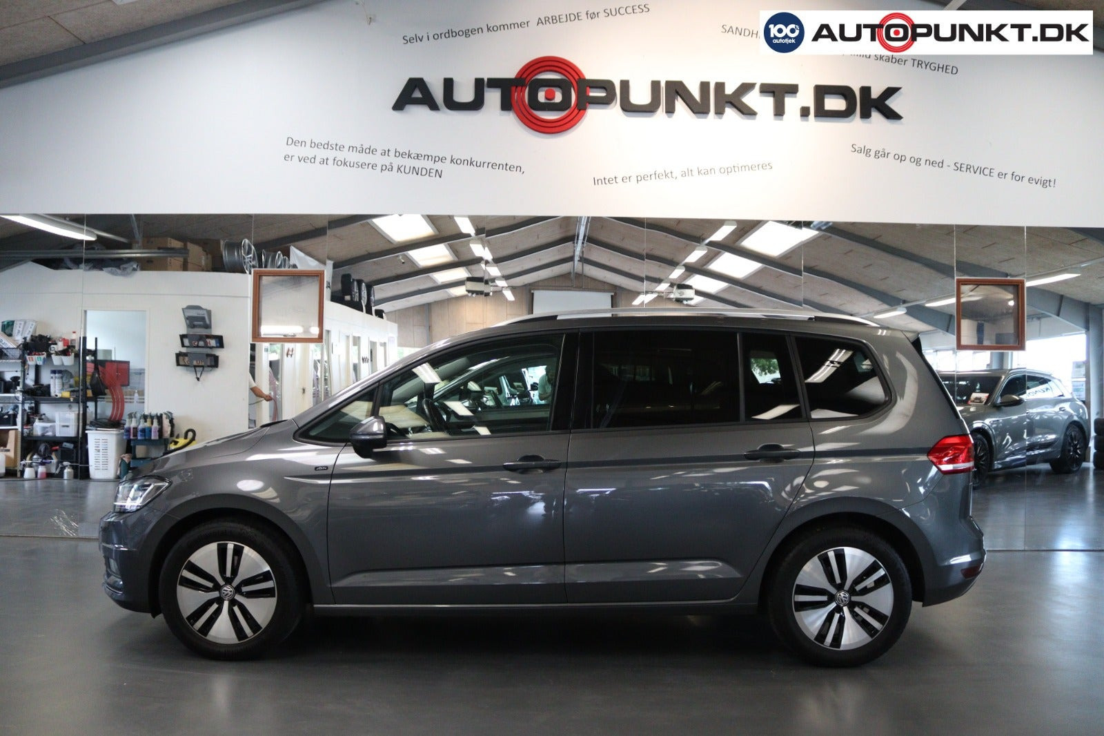 Grå VW Touran fra 2019