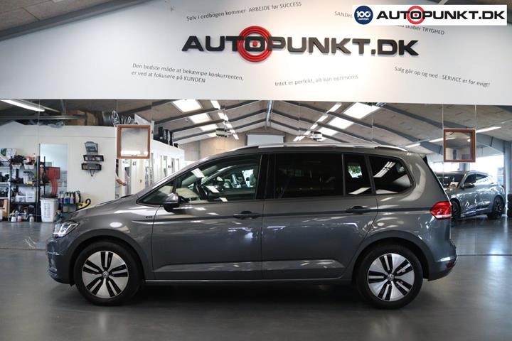 Grå VW Touran fra 2019