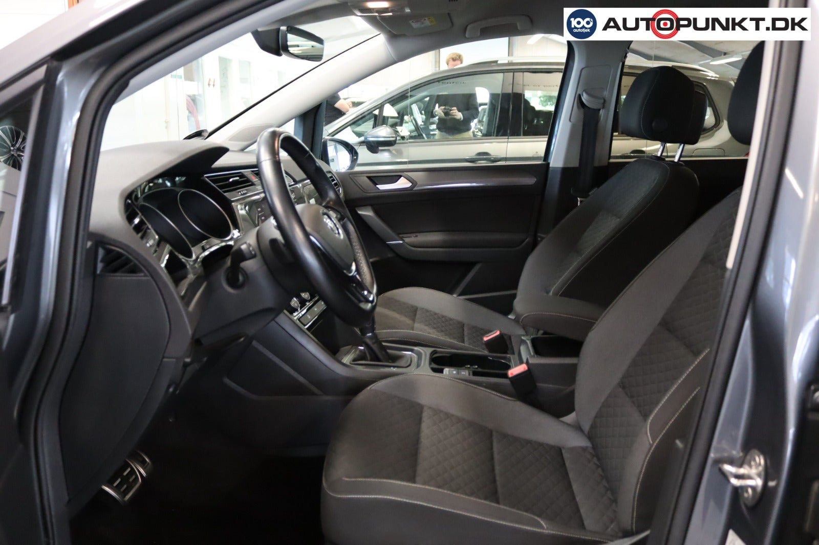 Grå VW Touran fra 2019