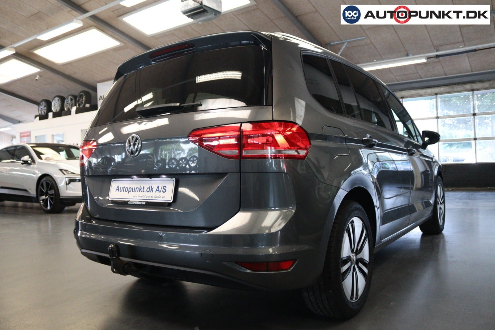 Grå VW Touran fra 2019