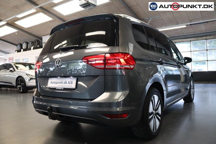 Grå VW Touran fra 2019