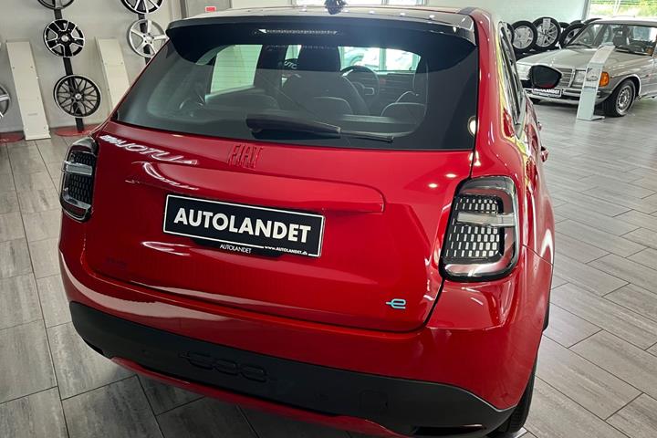 Rød Fiat 600e fra 2024