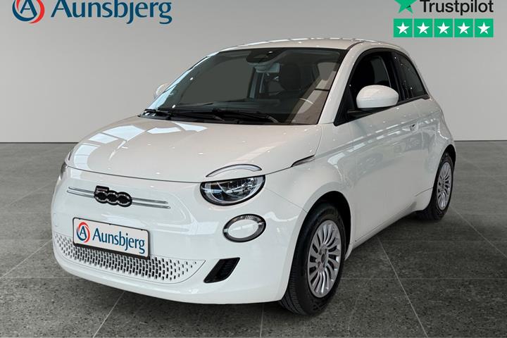 Hvid Fiat 500e fra 2023 set udefra