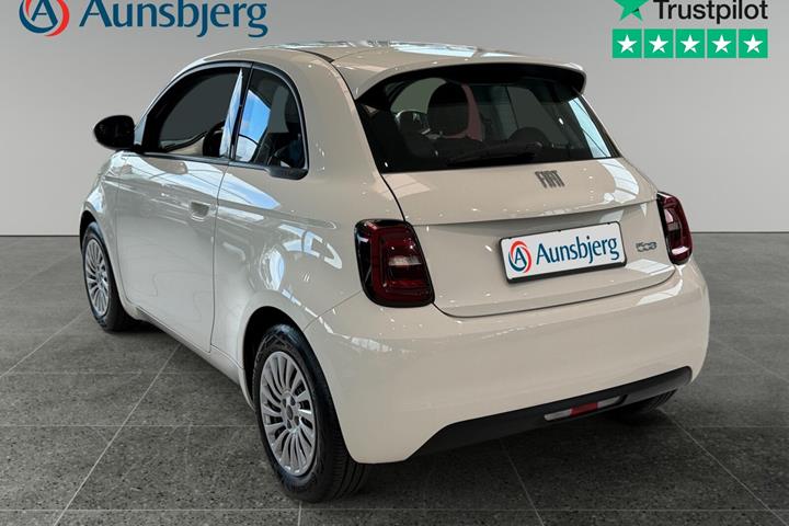 Hvid Fiat 500e fra 2023