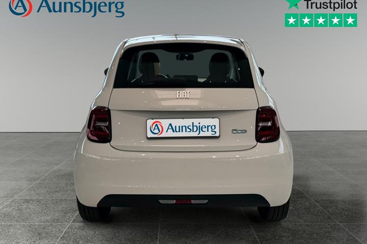 Hvid Fiat 500e fra 2023