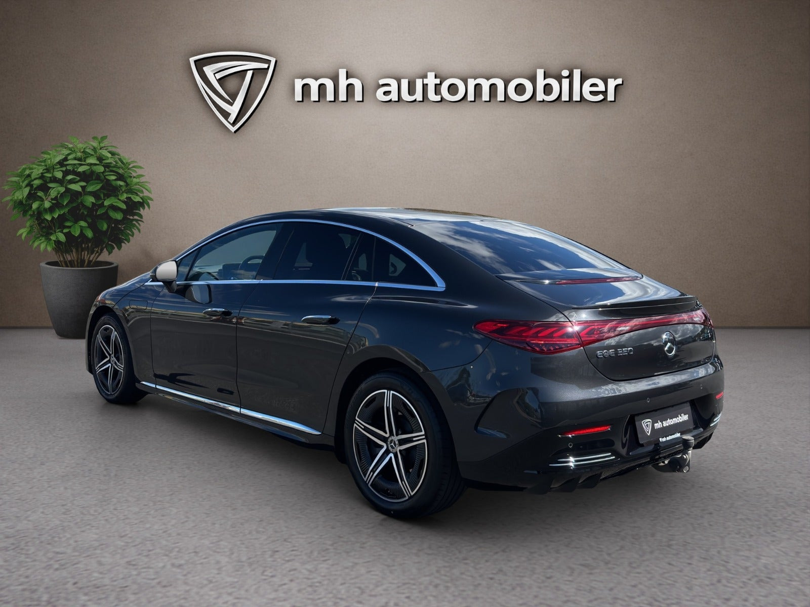 Grå Mercedes EQE350 fra 2023