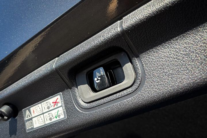 Grå Mercedes EQE350 fra 2023