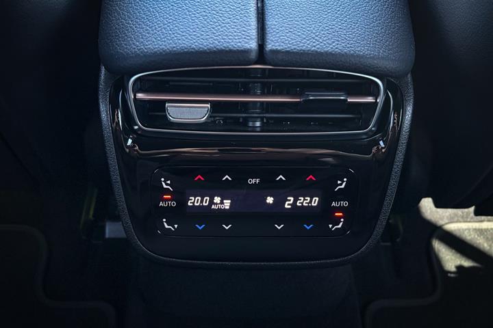 Grå Mercedes EQE350 fra 2023