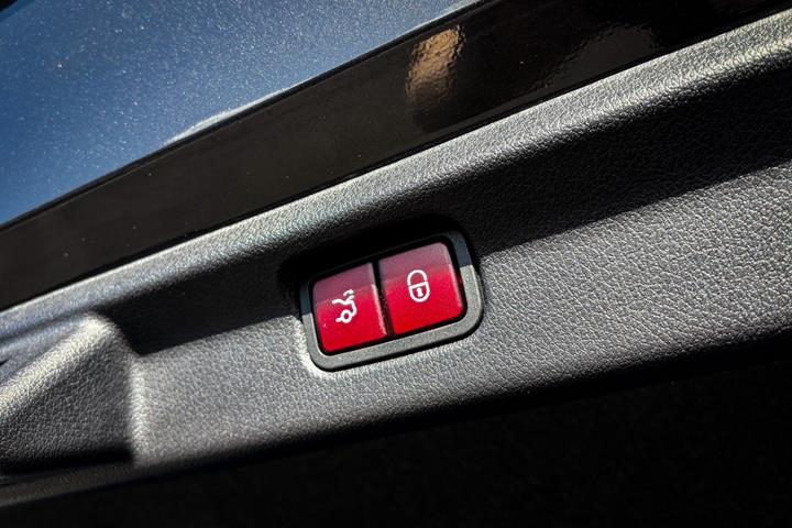 Grå Mercedes EQE350 fra 2023