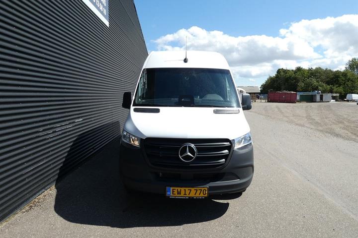 Hvid Mercedes Sprinter 317 fra 2025