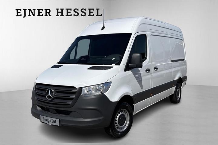 Hvid Mercedes Sprinter 317 fra 2025 set udefra