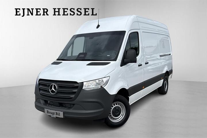 Hvid Mercedes Sprinter 317 fra 2025 set udefra