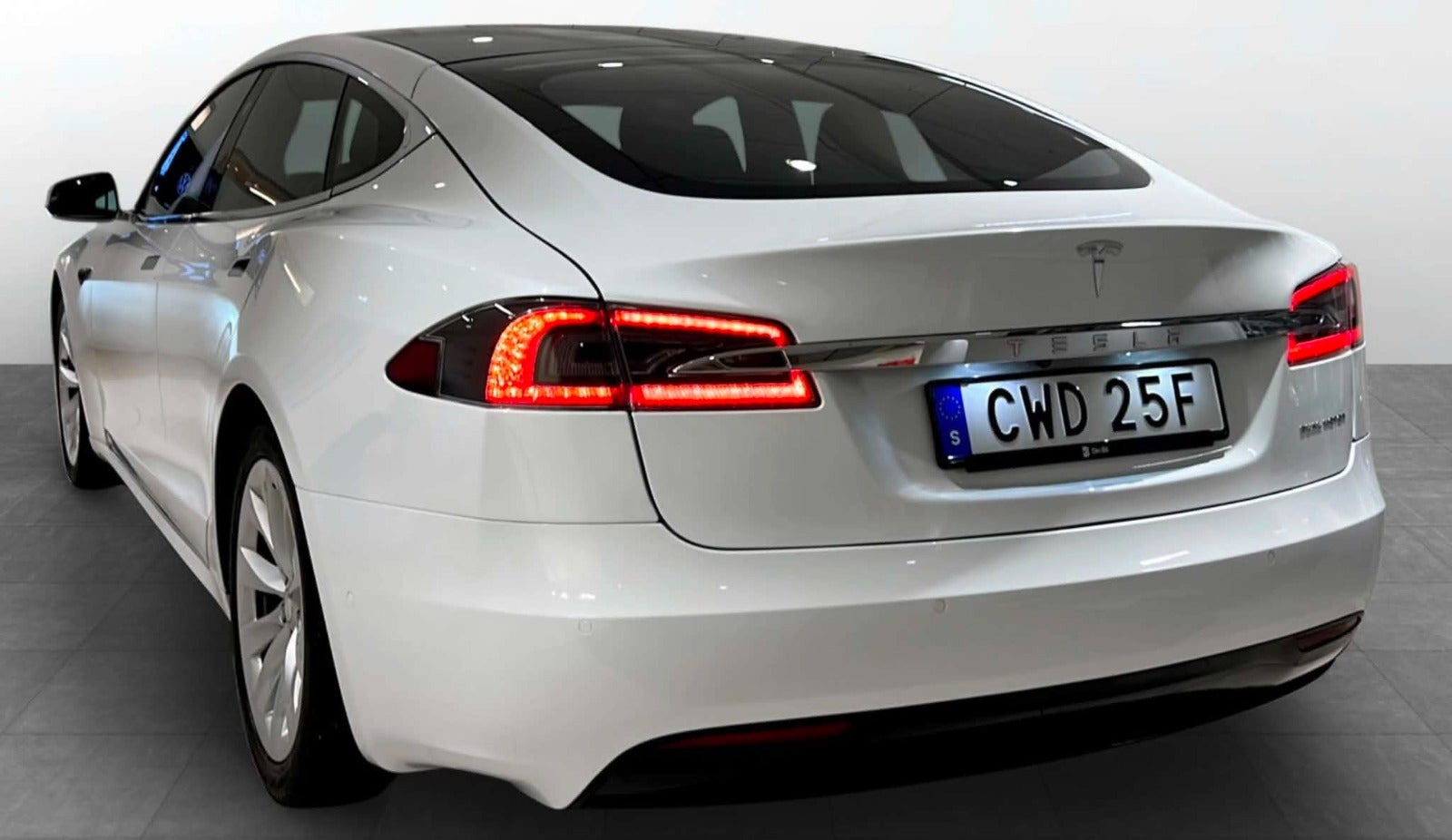 Hvid Tesla Model S fra 2020