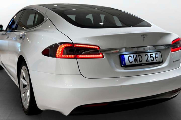 Hvid Tesla Model S fra 2020
