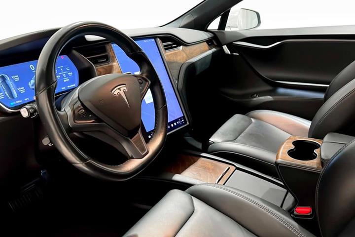 Hvid Tesla Model S fra 2020