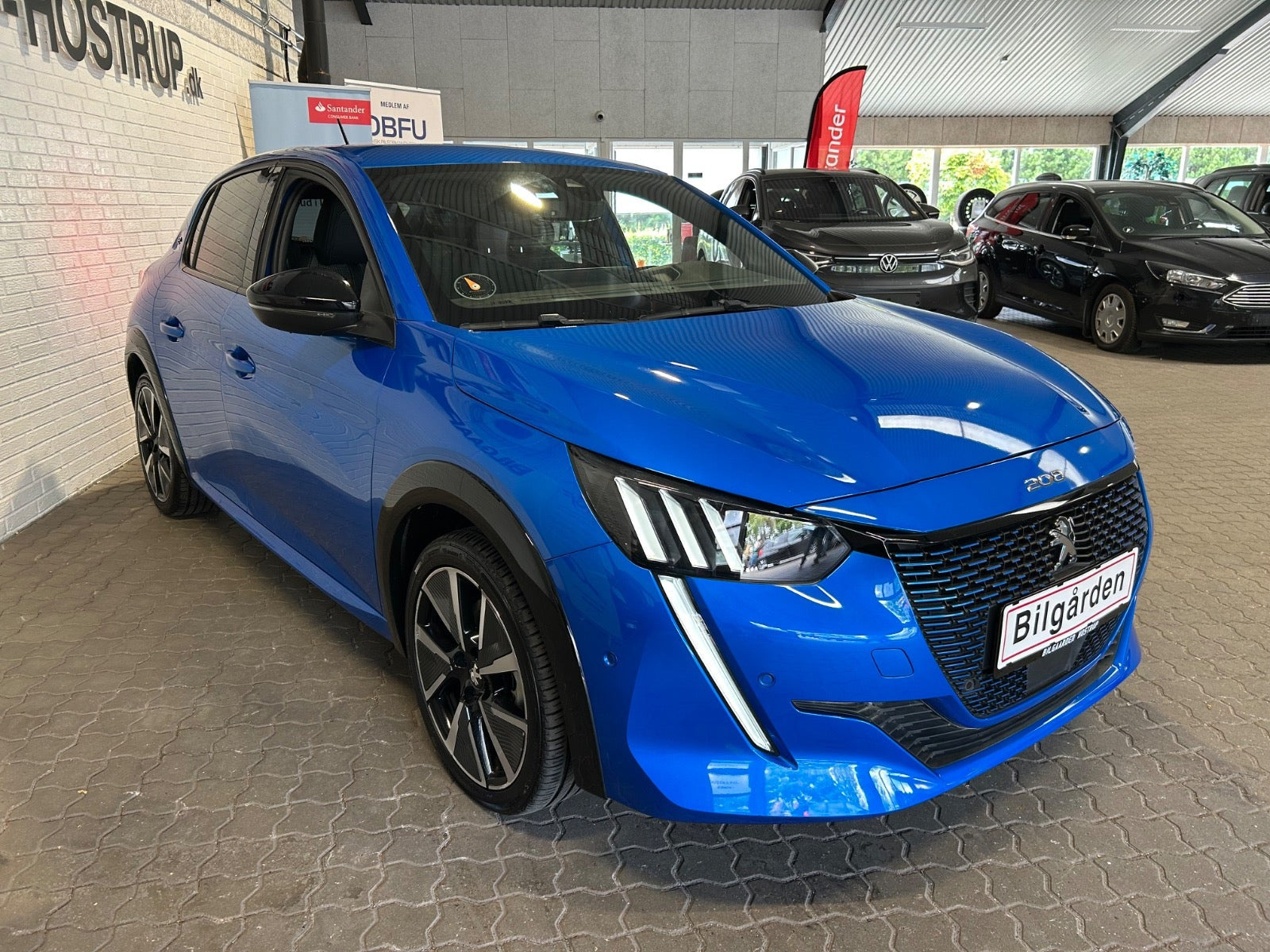 Blå Peugeot e-208 fra 2021