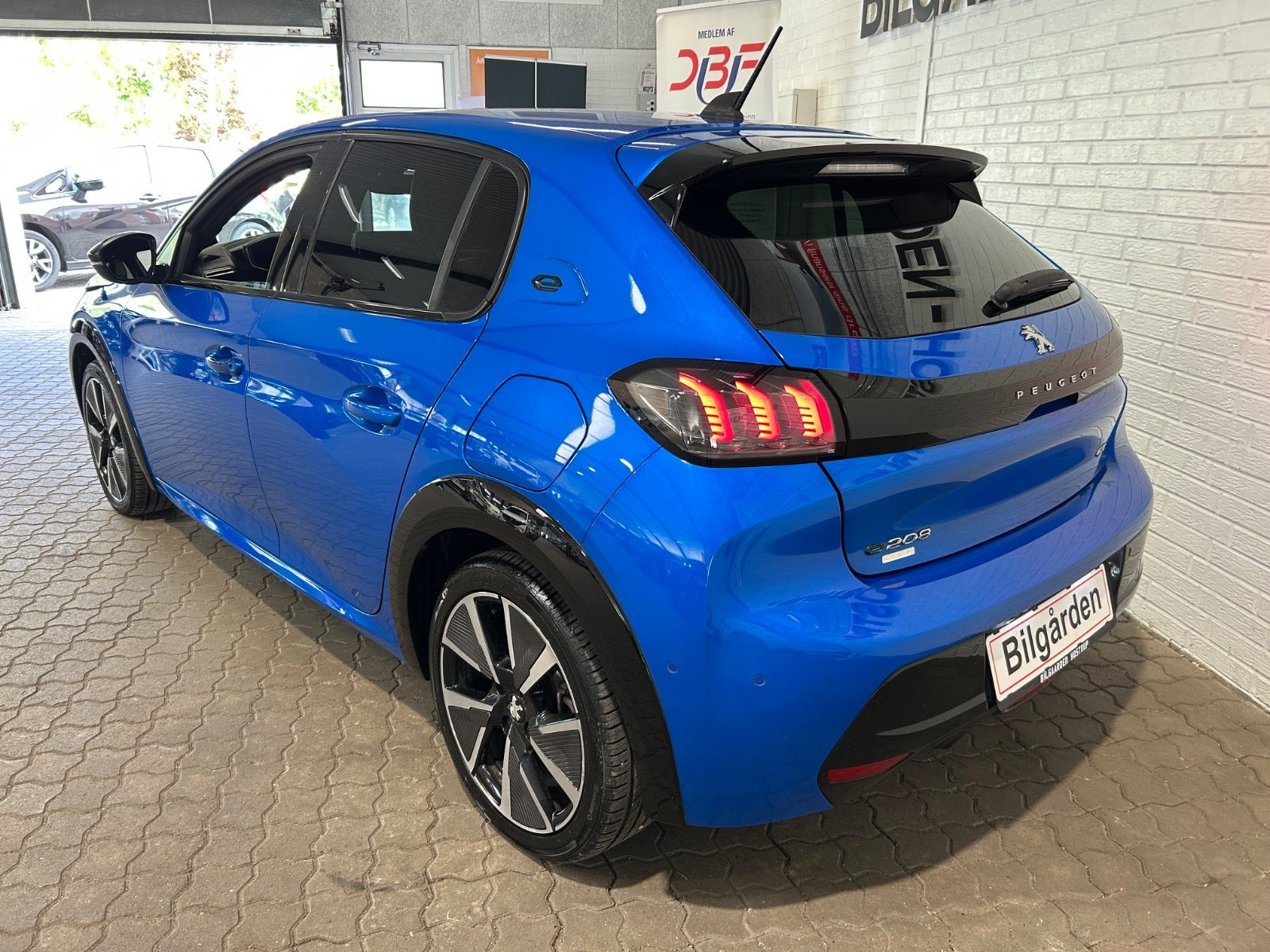 Blå Peugeot e-208 fra 2021