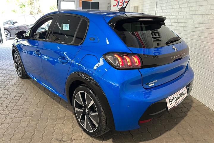 Blå Peugeot e-208 fra 2021
