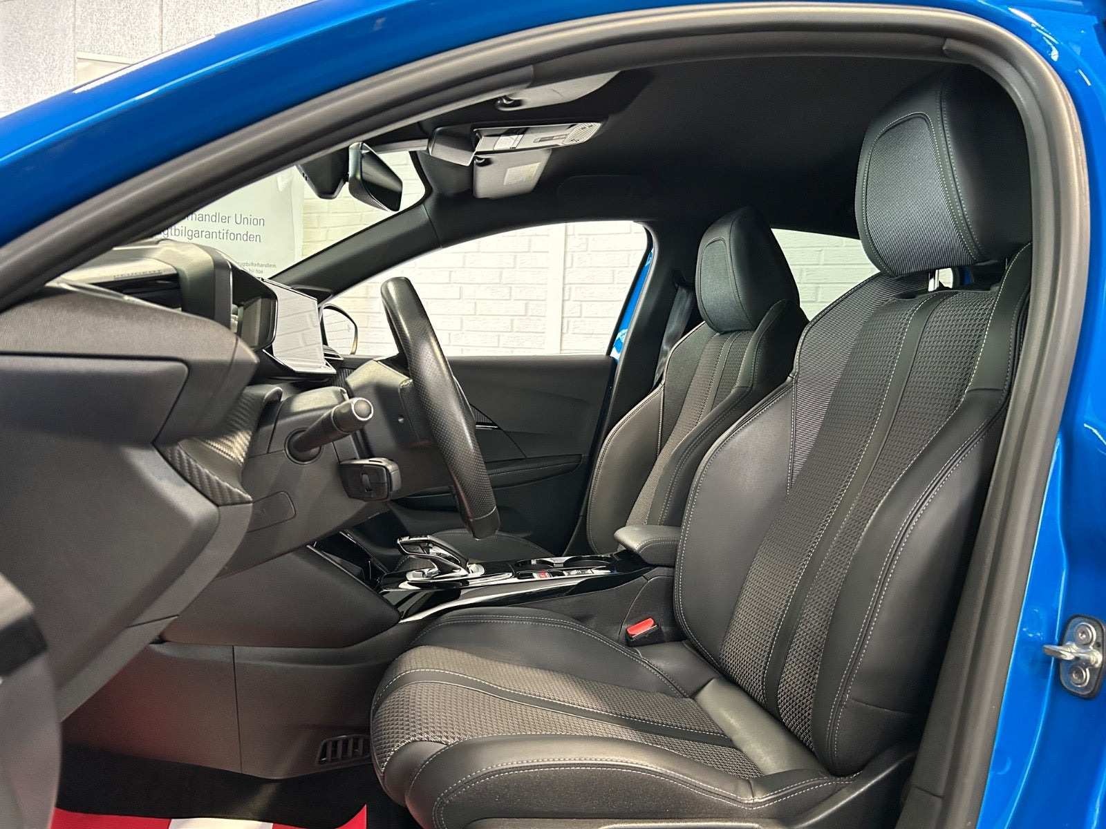Blå Peugeot e-208 fra 2021