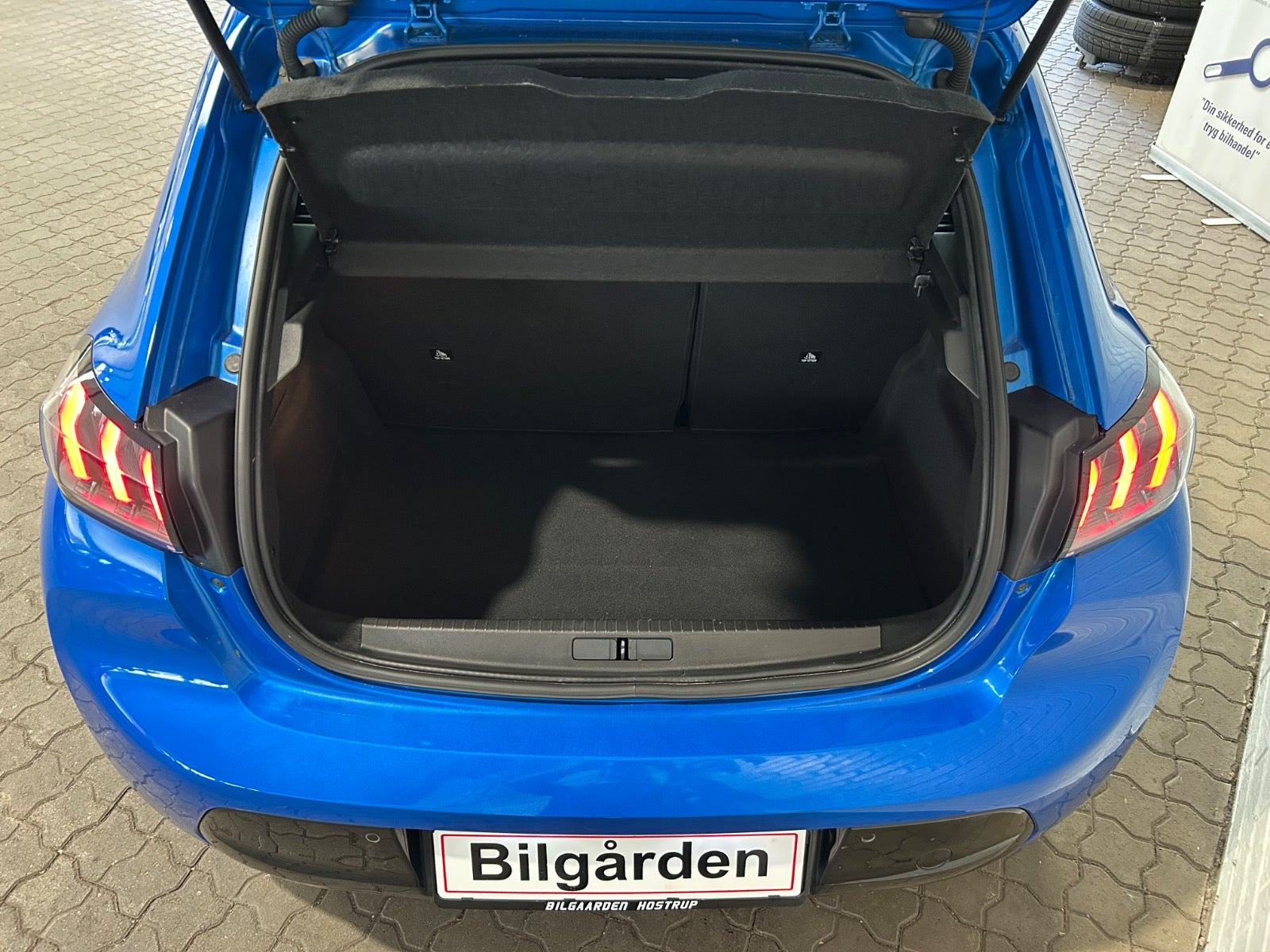Blå Peugeot e-208 fra 2021