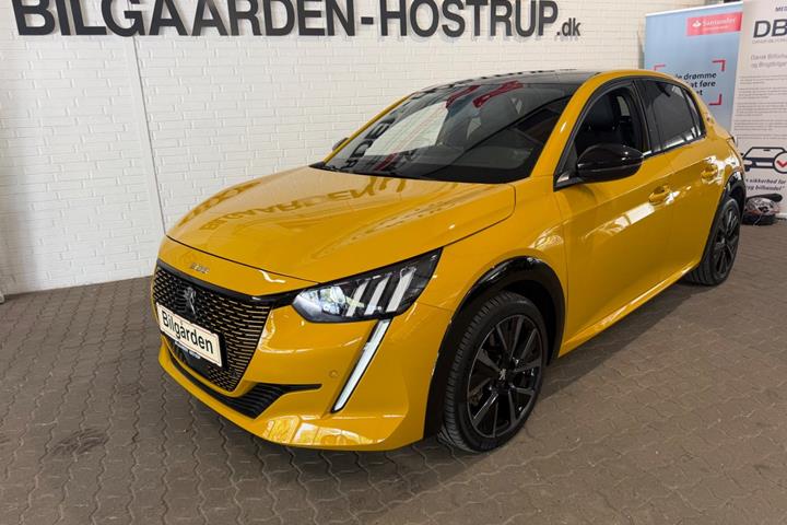 Gul Peugeot e-208 fra 2023