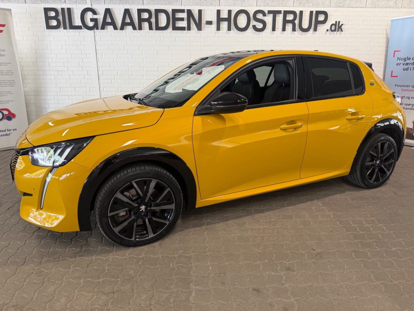 Gul Peugeot e-208 fra 2023
