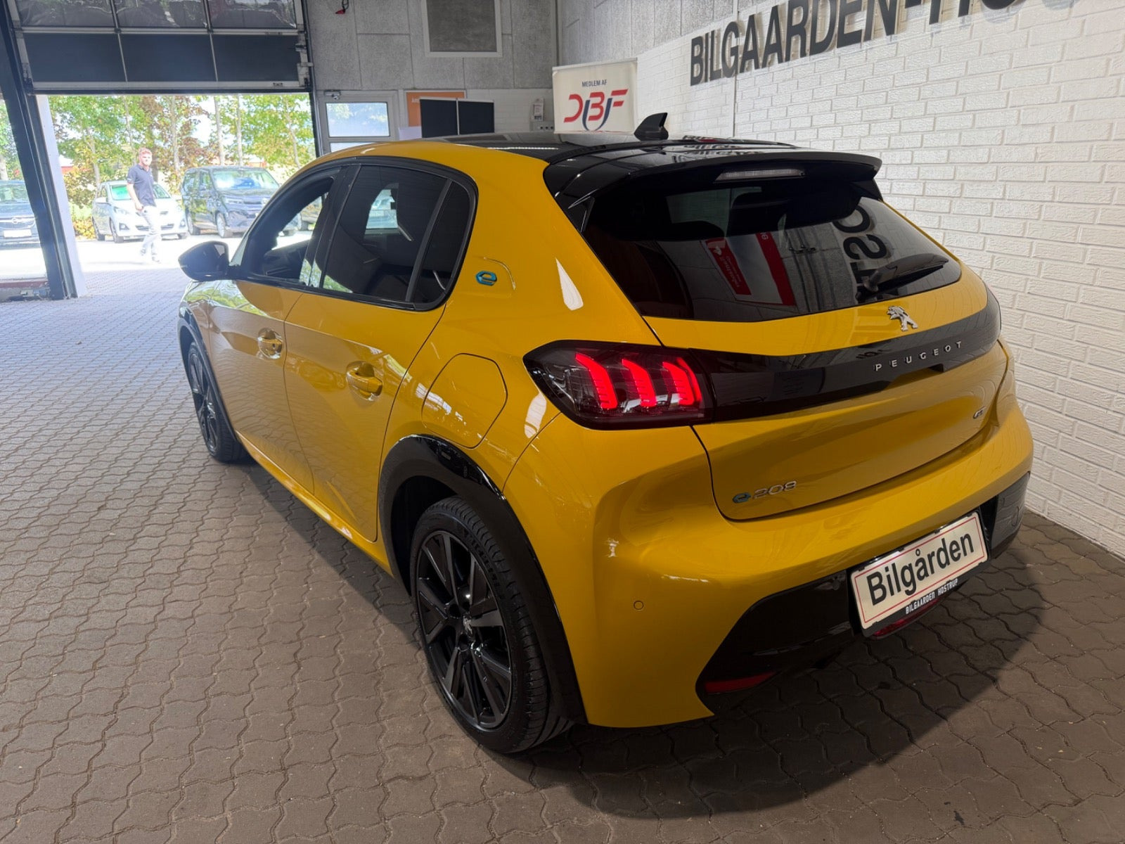 Gul Peugeot e-208 fra 2023