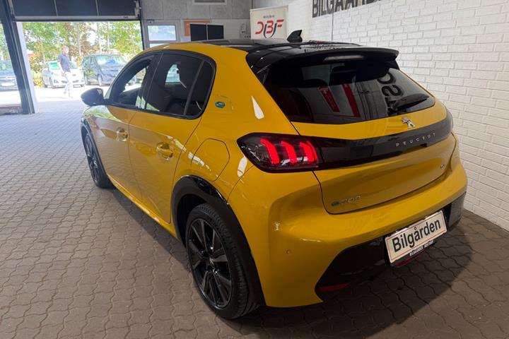 Gul Peugeot e-208 fra 2023