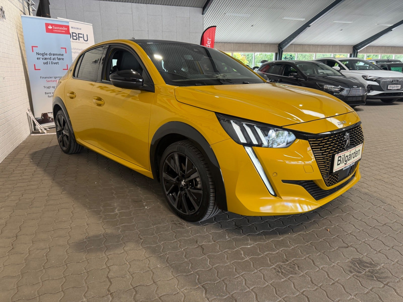 Gul Peugeot e-208 fra 2023