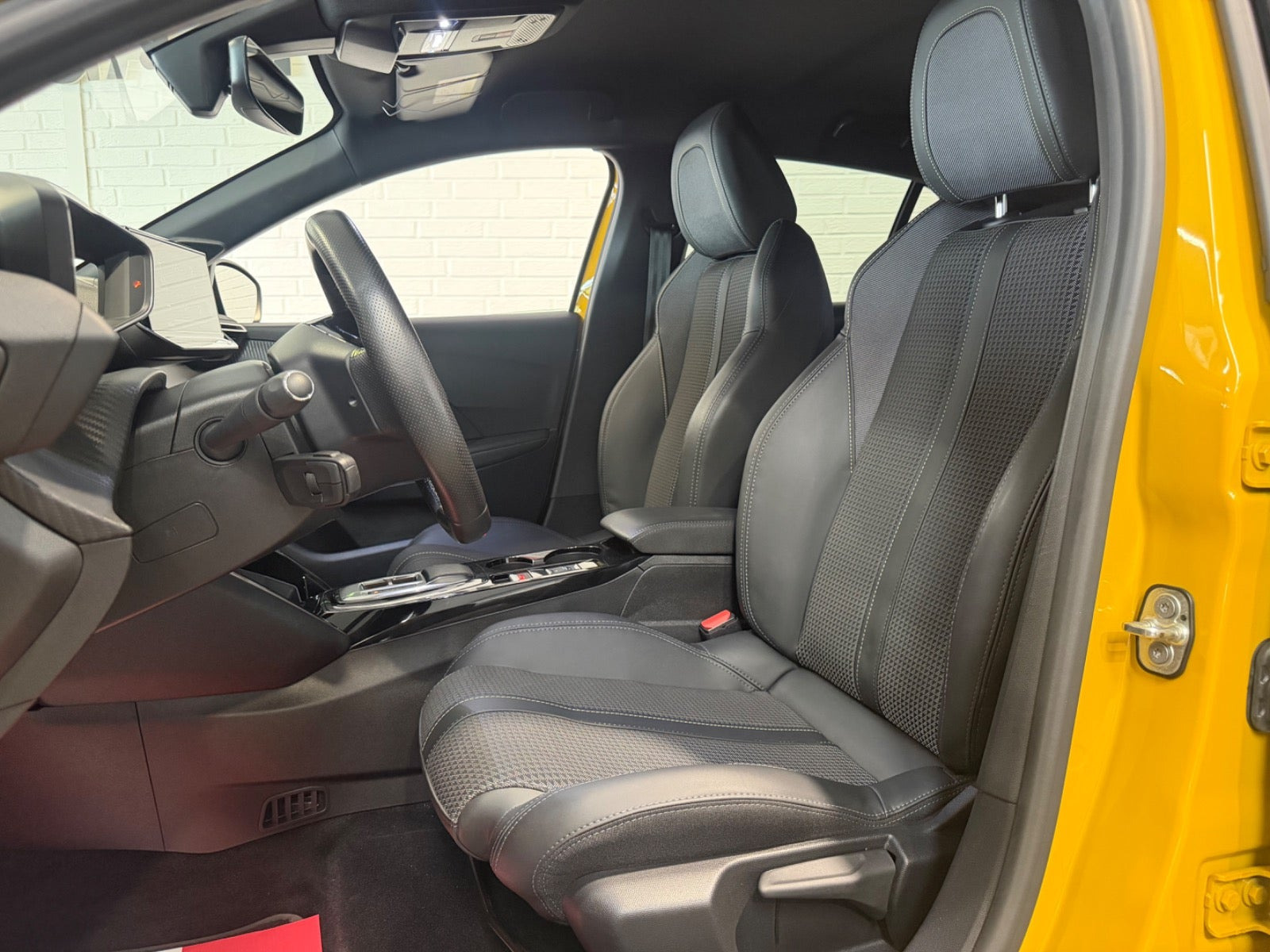 Gul Peugeot e-208 fra 2023