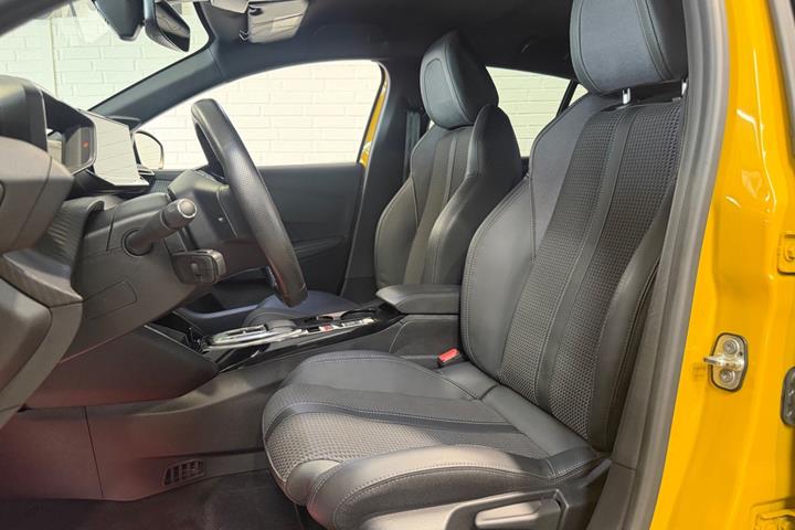Gul Peugeot e-208 fra 2023